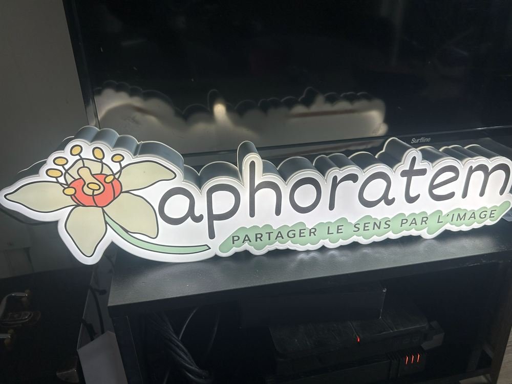 Aphoratem — Enseigne lumineuse Aphoratem, logo et slogan éclairés