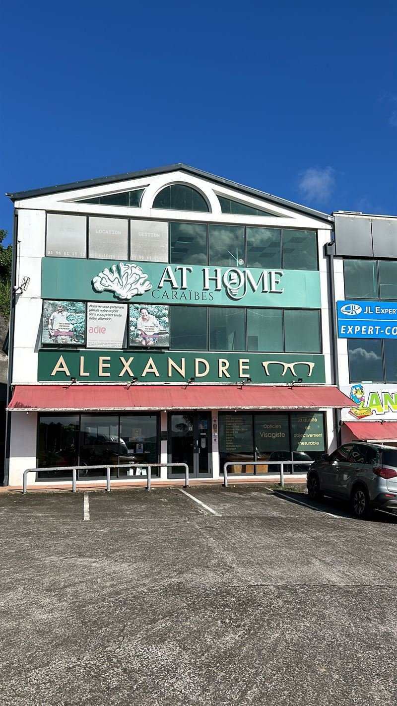 AT HOME Caraïbes — La façade et ses enseignes en lettres boîtiers, de jour