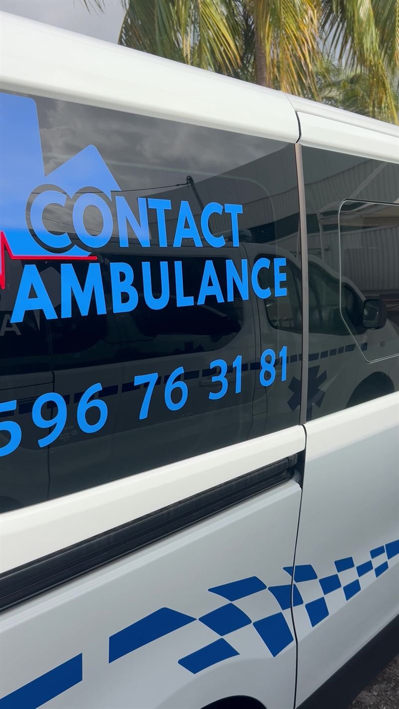 Contact Ambulance — Marquage Contact Ambulance sur un véhicule sanitaire
