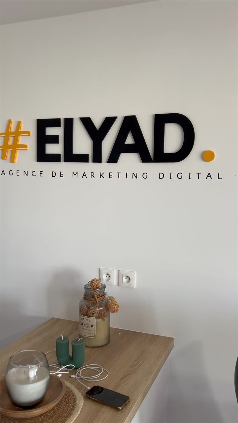ELYAD — Lettres découpées ELYAD au mur de l'agence