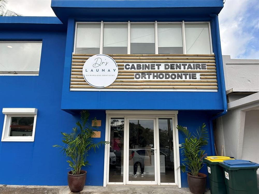 Dr's Launay — Enseigne de façade du cabinet dentaire Dr's Launay