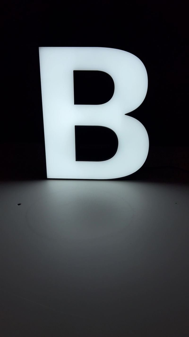 Lettres lumineuses — Lettre B allumée, testée à l'atelier