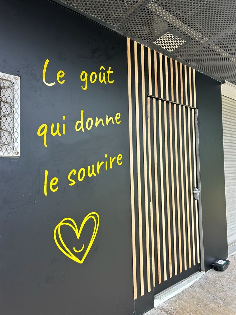 La Maison du Cookie — Lettrage « Le goût qui donne le sourire » sur la façade