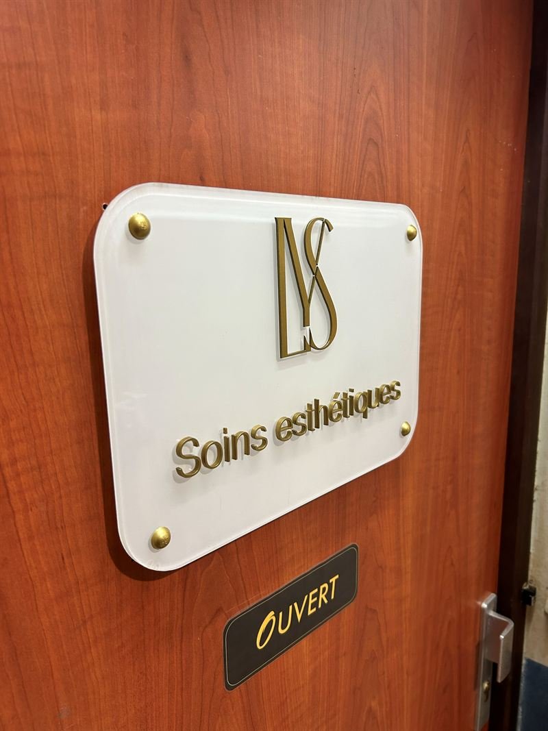 Plaques, panneaux & vitrophanie — Plaque en plexiglas sur entretoises, institut de soins esthétiques