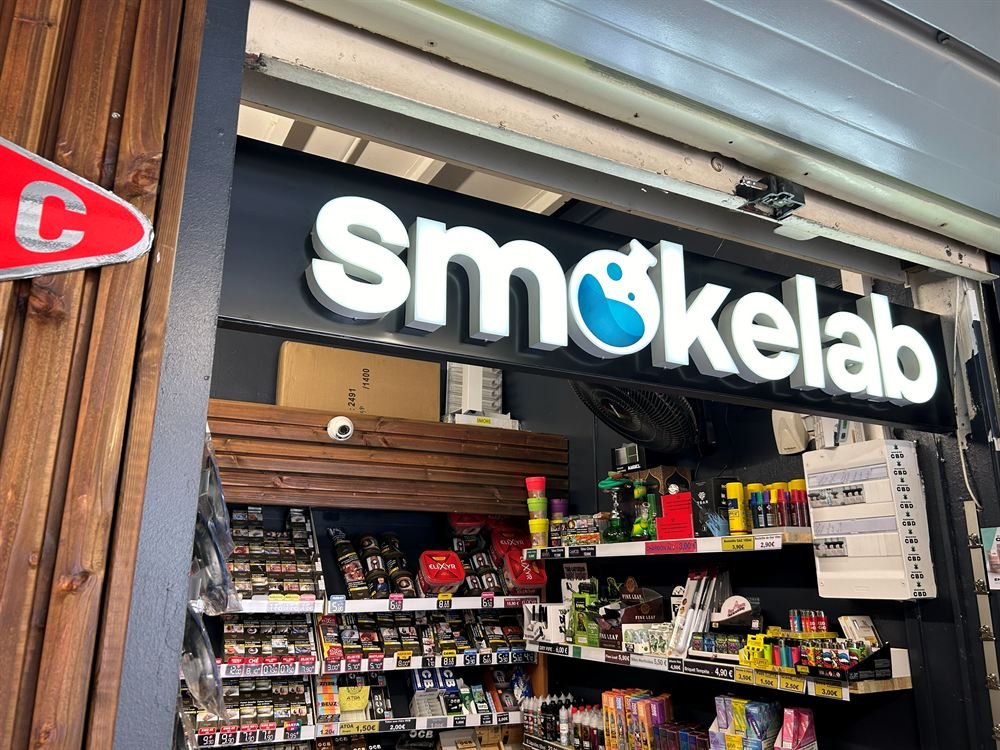 Smokelab — Enseigne lumineuse Smokelab au-dessus de la boutique