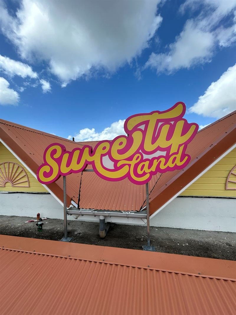 Sweetyland — L'enseigne Sweety Land installée sur la toiture