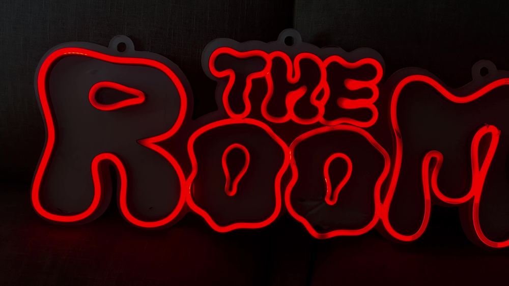 The Room — Le néon The Room allumé
