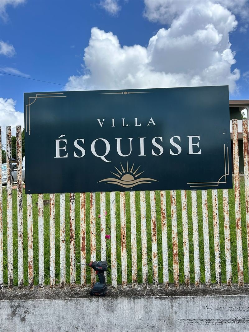 Villa Ésquisse — Panneau Villa Ésquisse posé sur la clôture