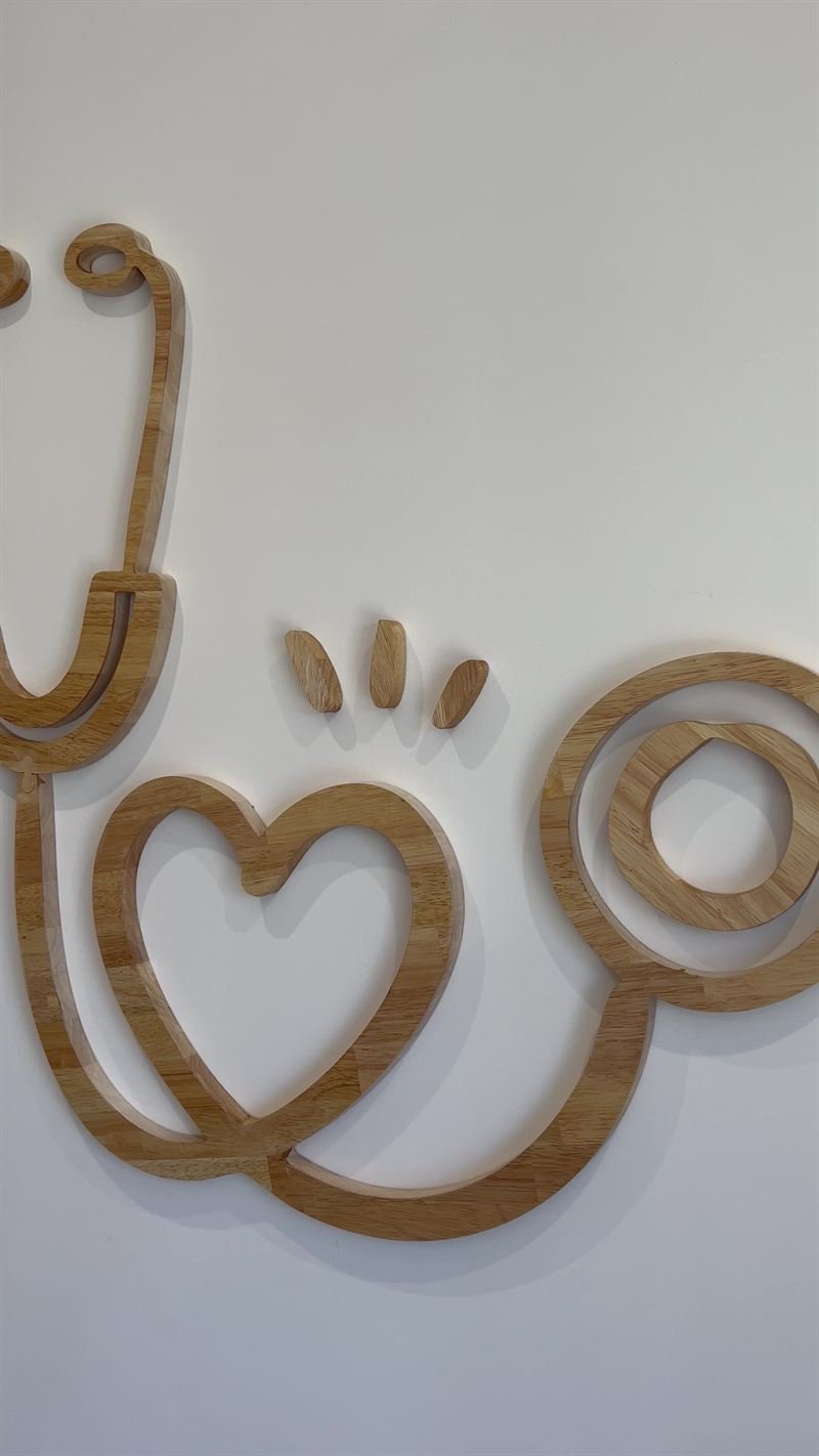Village Médical — Logo du Village Médical en bois découpé