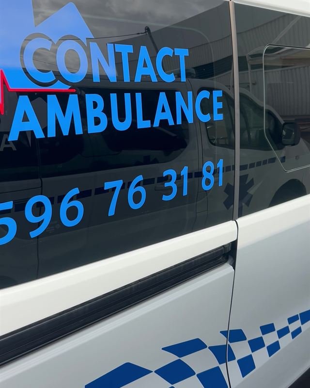 Marquage Contact Ambulance sur un véhicule sanitaire