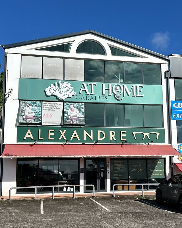 Enseigne en lettres boîtiers AT HOME Caraïbes sur une façade en Martinique