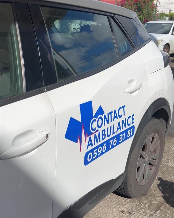 Marquage d'un véhicule Contact Ambulance réalisé par Madinéa