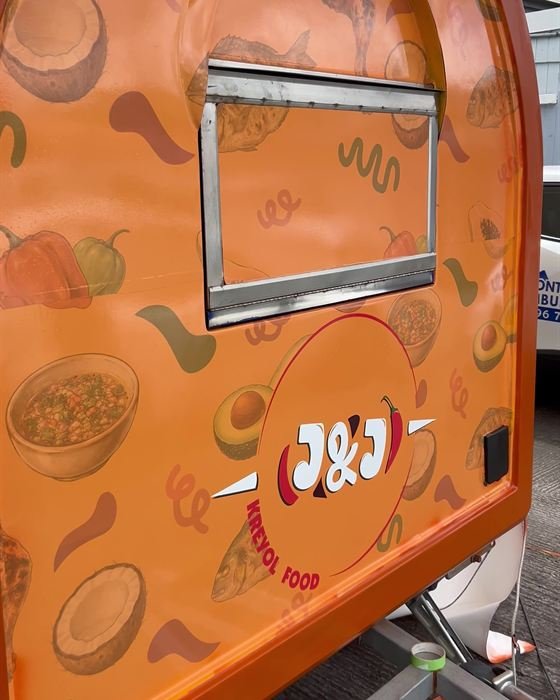 Covering du food truck J&J Kreyol Food réalisé par Madinéa en Martinique
