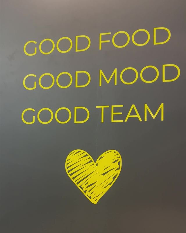 Lettrage mural « Good food, good mood, good team » réalisé pour La Maison du Cookie