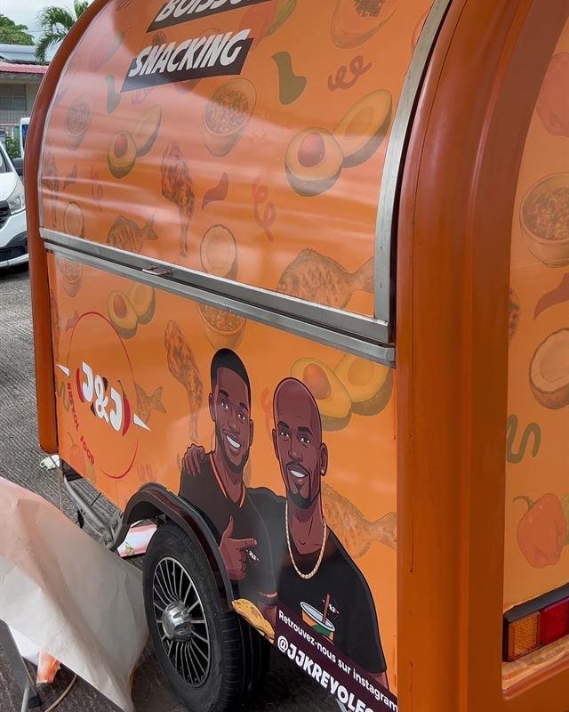Food truck J&J Kreyol Food entièrement habillé de covering